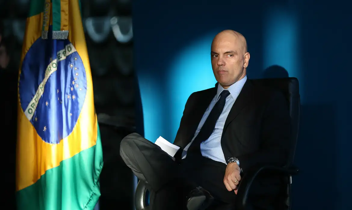Moraes diz que Bolsonaro fez flagrante confissão de obstrução de Justiça