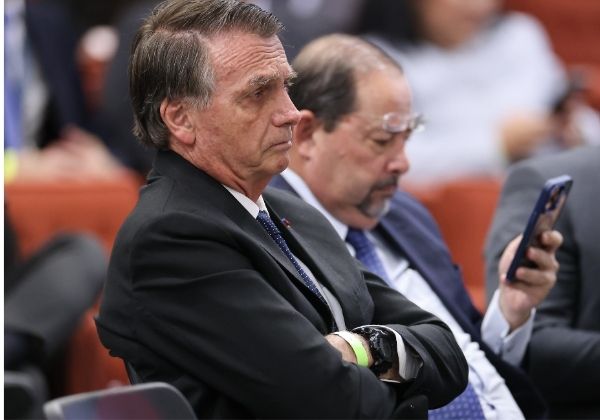 Defesa de Bolsonaro contesta prisão domiciliar e nega descumprimento de medidas cautelares