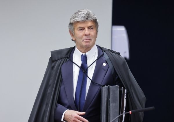 Fux diverge de Moraes em julgamento de Bolsonaro e pede nulidade de atos no STF