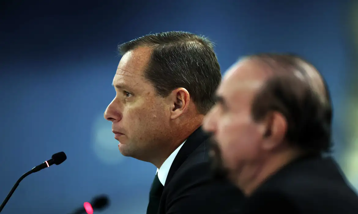 Moraes manda Mauro Cid tirar tornozeleira e determina regime aberto, mas não extingue pena