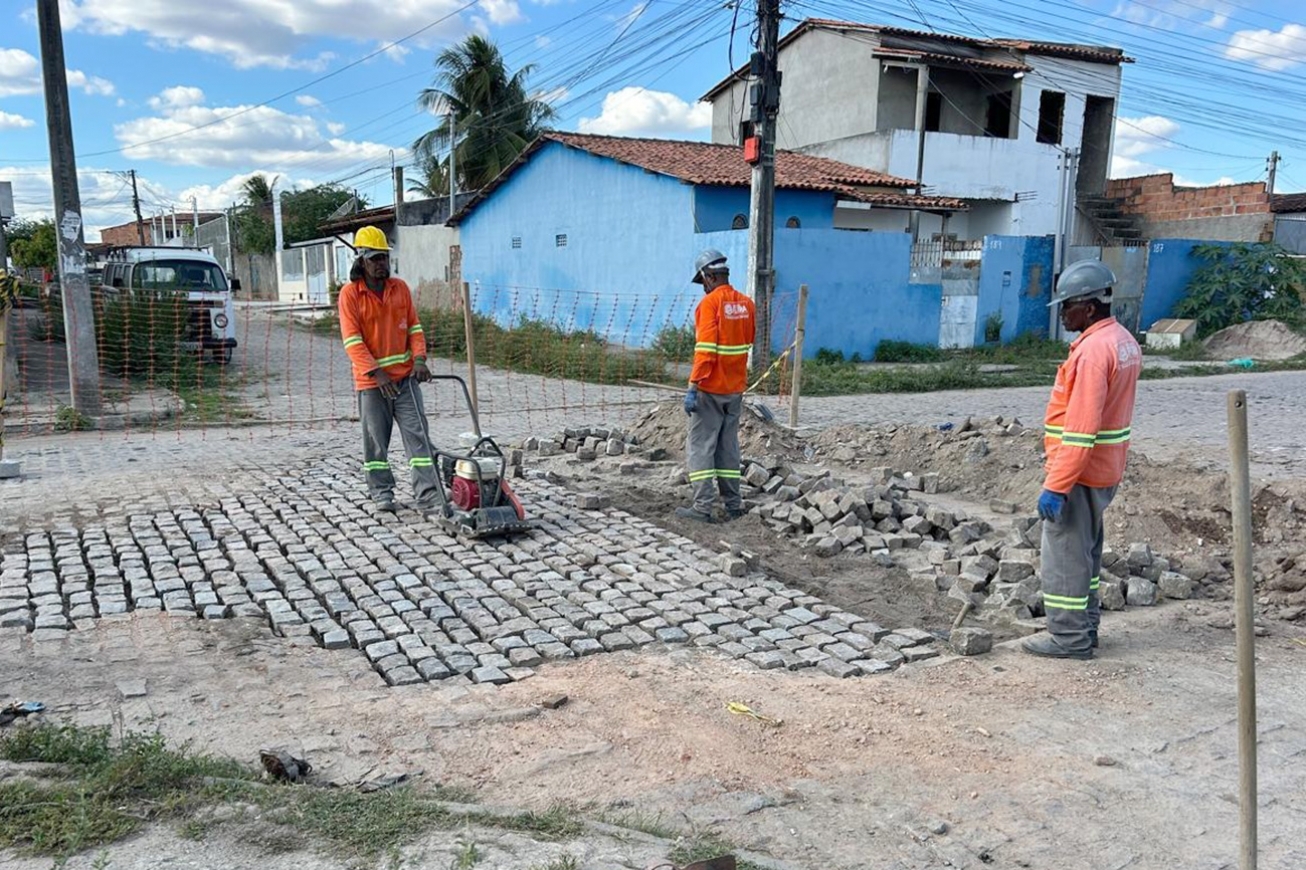 Prefeitura de Feira intensifica manutenção de ruas e avenidas em 10 bairros