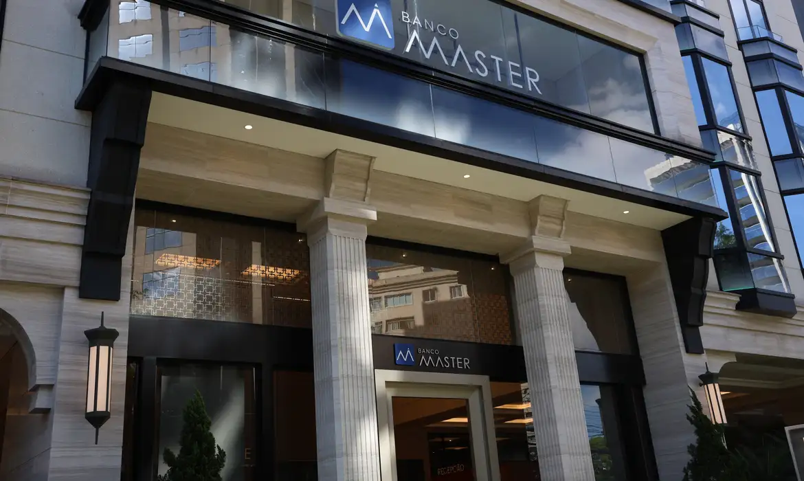 Especialistas alertam sobre golpes em ressarcimentos do Banco Master   