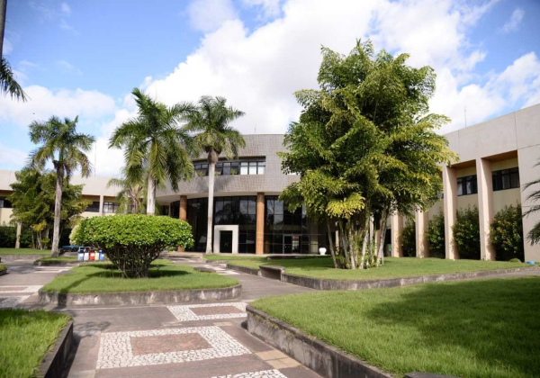 Uefs abre concurso público com 1.386 vagas e salários de até R$ 3,5 mil