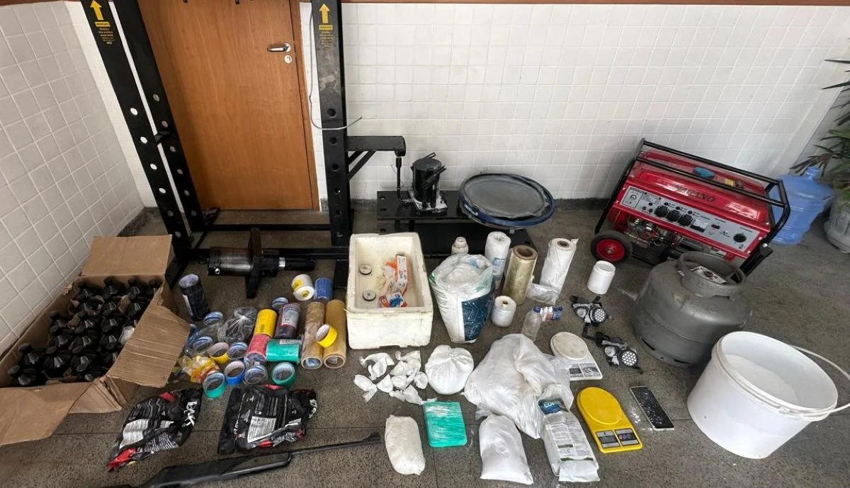Polícia encontra laboratório de refino de cocaína em Feira de Santana durante operação noturna