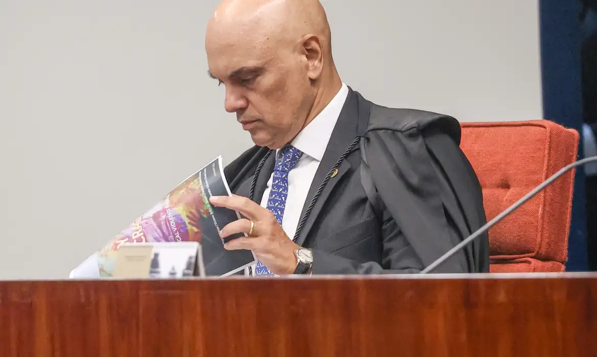 Alexandre de Moraes dá 24 horas para Bolsonaro explicar arma apreendida em blitz