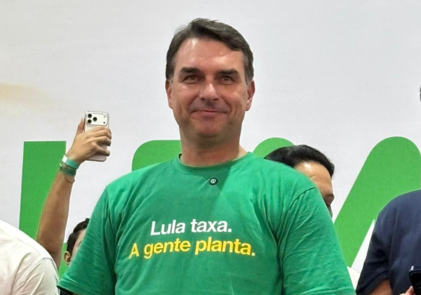 Flávio Bolsonaro critica governos do PT na Bahia e defende pautas de segurança e agronegócio durante Bahia Farm Show