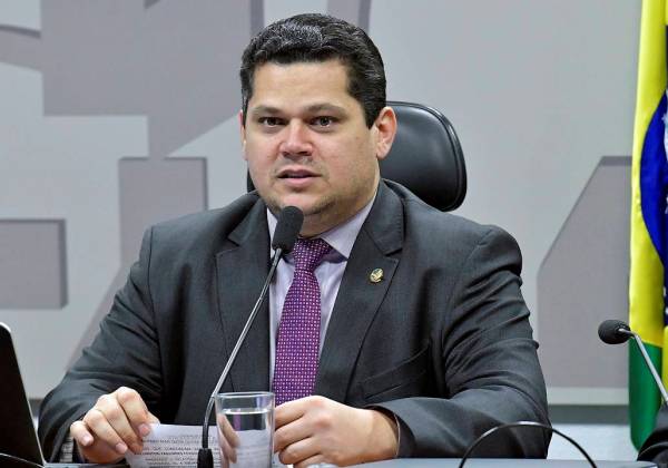 PEC que acaba com a escala 6x1 deve ser votada apenas em agosto, sinaliza Alcolumbre