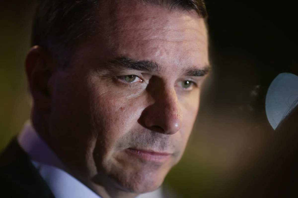 PF conclui que Flávio Bolsonaro cometeu calúnia contra Lula nas redes sociais