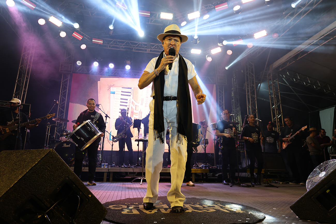 Alcymar Monteiro homenageia Carlos Pitta e emociona público, em Jaíba