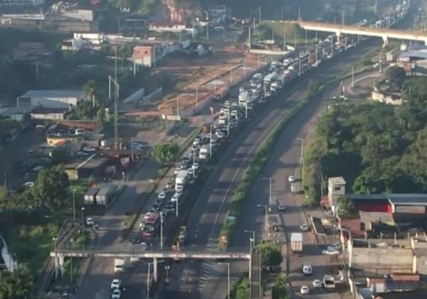 Trecho da BR-324 volta a ceder e é interditado novamente após novo afundamento do asfalto